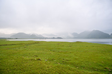 大众桑塔纳车钥匙锁后备箱了怎么办