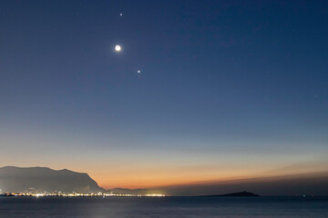 性格强势的女生适合和什么样类型的男孩子谈恋爱？